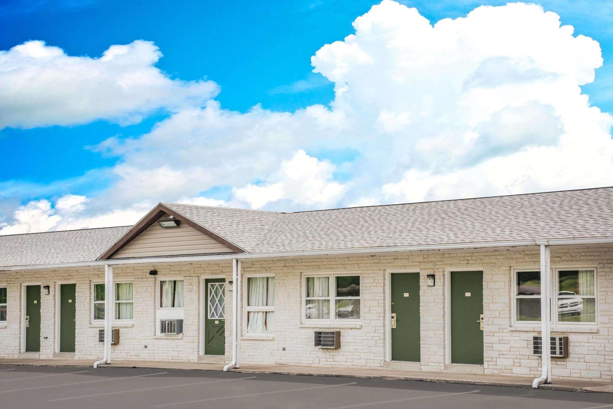 Knights Inn Pine Grove Pine Grove  Buitenkant foto